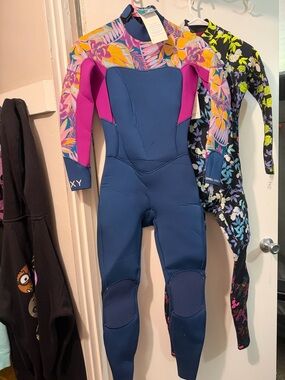 Roxy Women's Floral-Print Wetsuit in Navy, Pink & Yellow